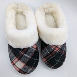 Perfect winter fluffy slippers. Size medium. Fits size 6.5-7.5